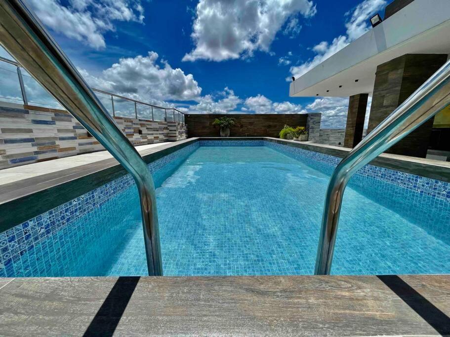 Bright and luxurious apto near the Mall las Brisas