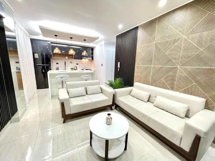Bright and luxurious apto near the Mall las Brisas