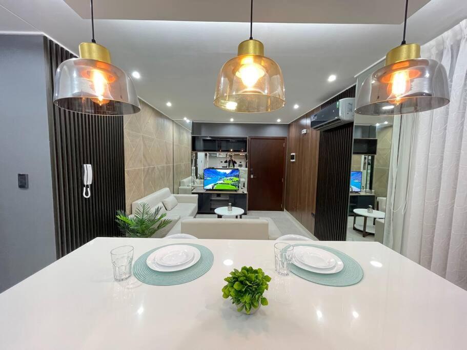 Bright and luxurious apto near the Mall las Brisas