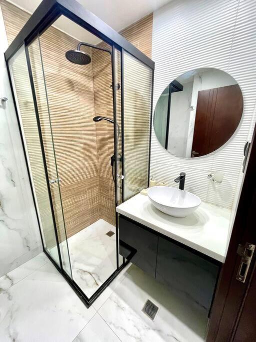 Bright and luxurious apto near the Mall las Brisas
