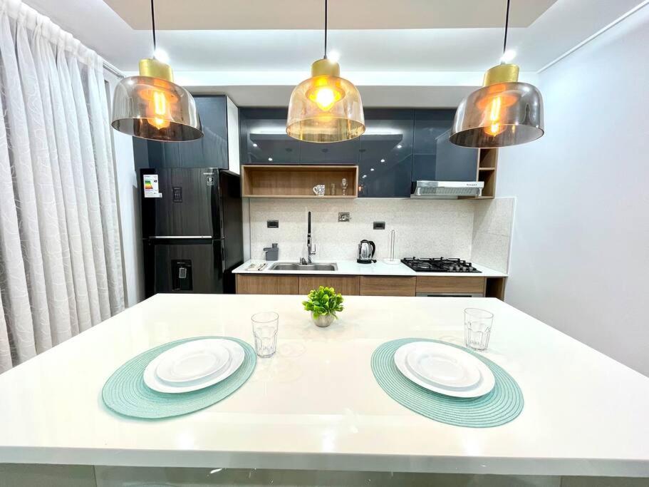 Bright and luxurious apto near the Mall las Brisas