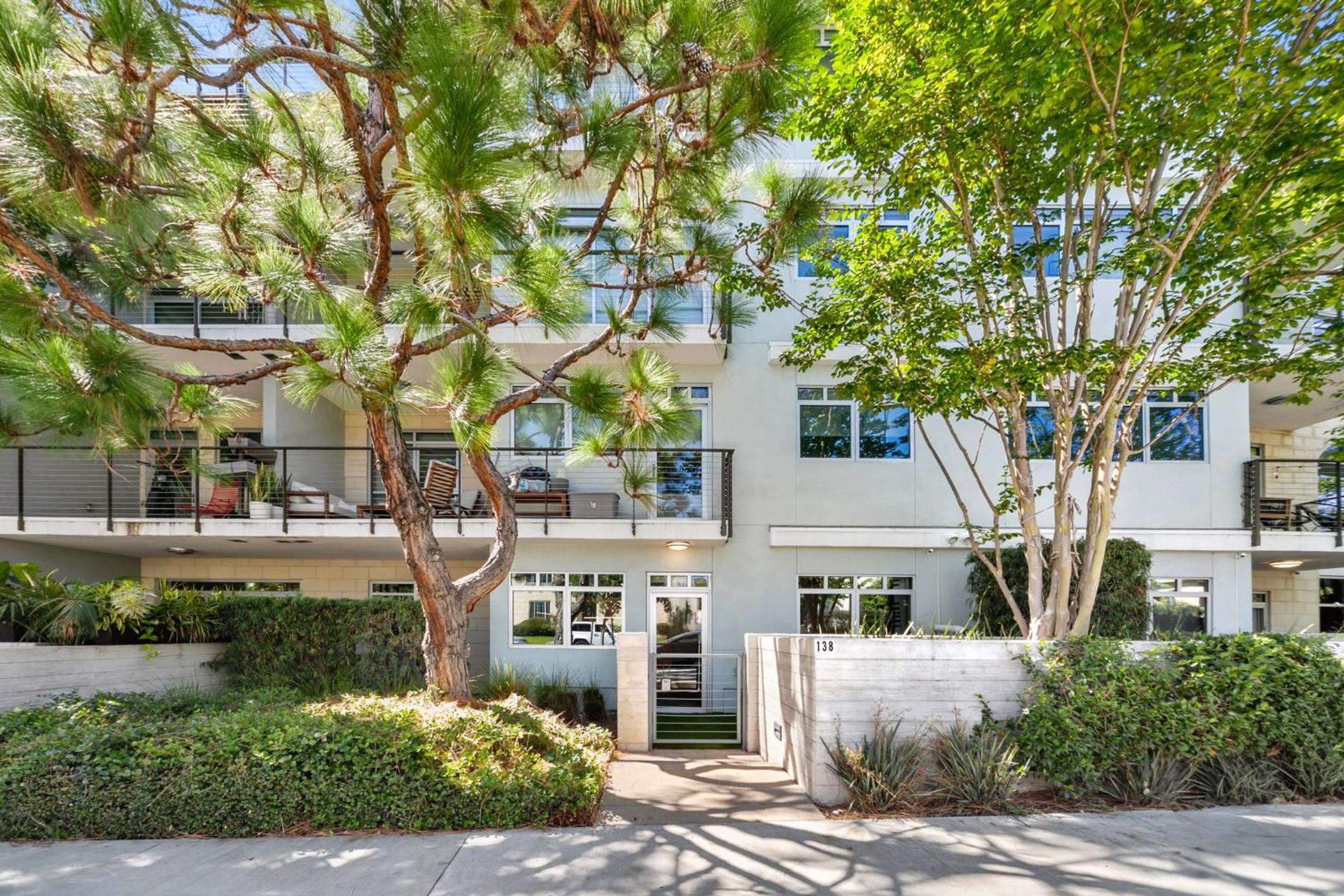 Hotel Beverly Grove Chic City Oasis 2 BR Apt with Den 138