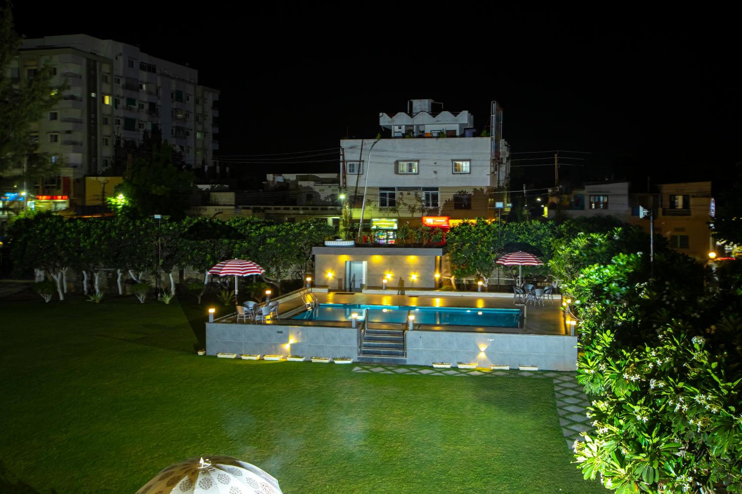 Family Vacay In Green Settings view 4
