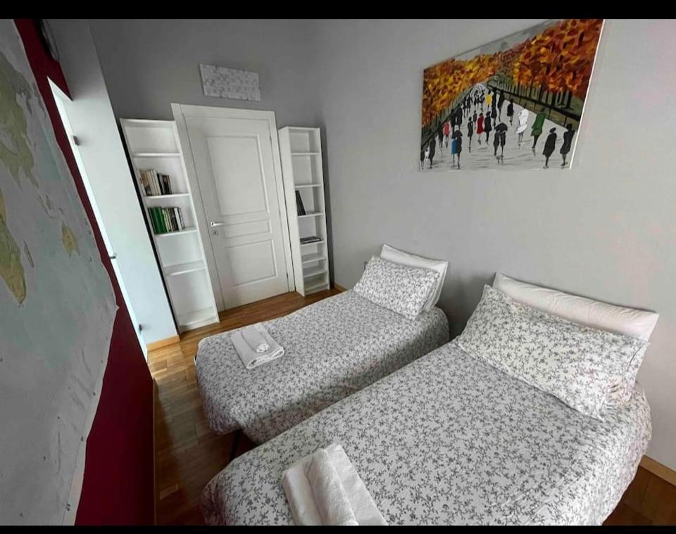 [Duomo walking distance]modern flat with free wifi