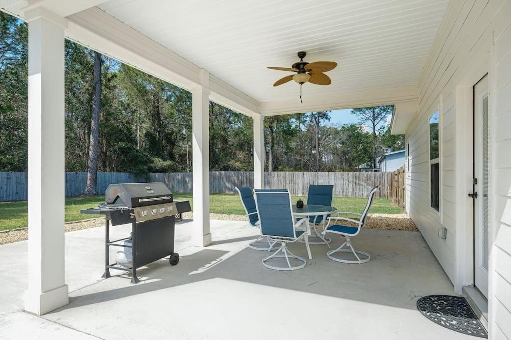 Hot tub-9 min to beach-Fenced in yard-Pet Friendly
