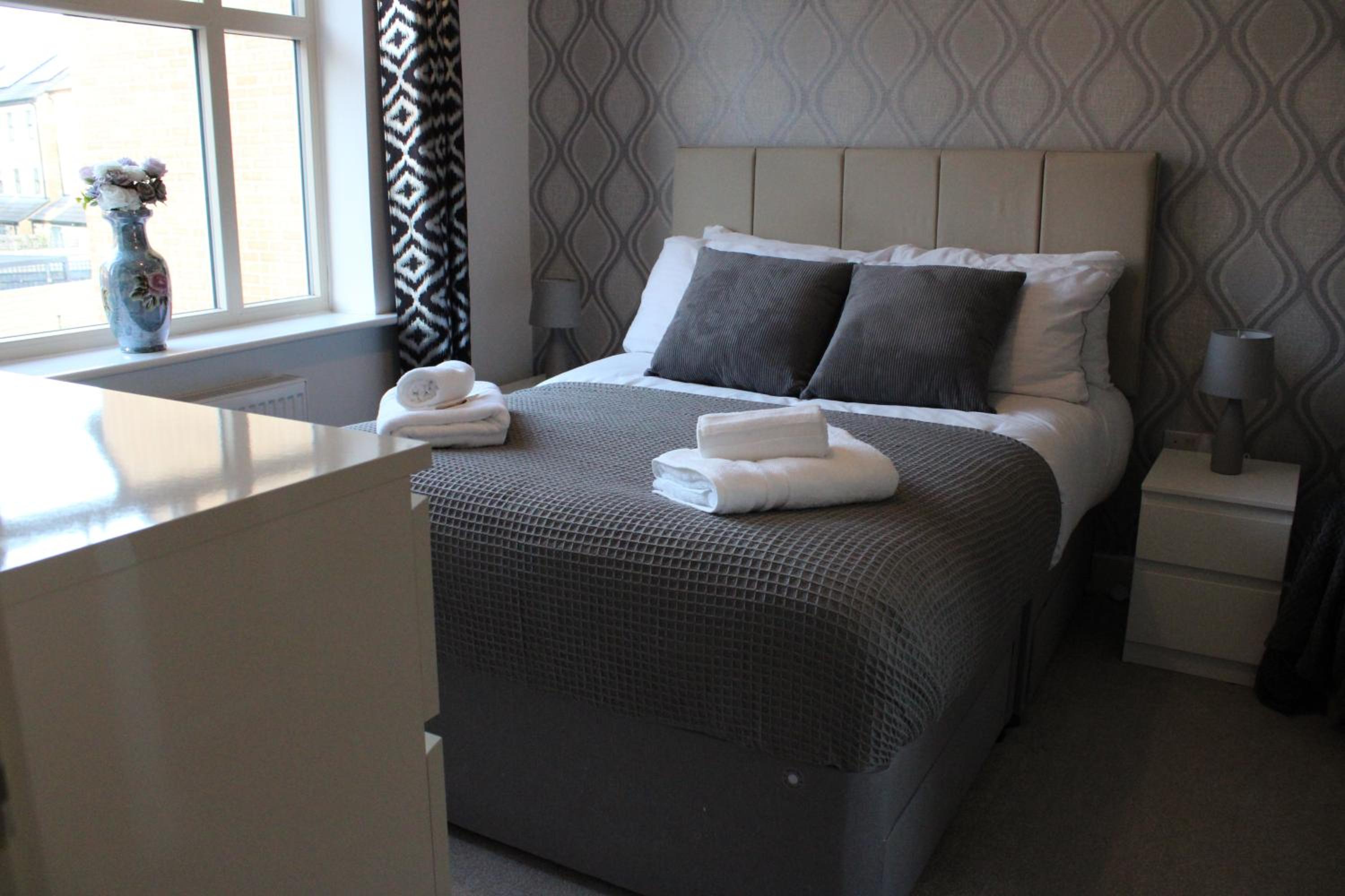 Haven - Spacious Luxury Home perfect for families, couples and contractors! 5mins to Xscape and Junction 32! view 2