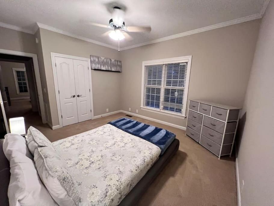 Sanford Vacations - Modern 3br Lake front home - Property Image 1