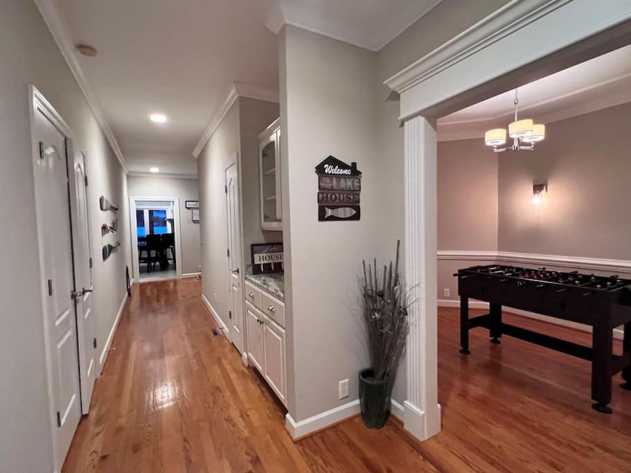 Sanford Vacations - Modern 3br Lake front home - Property Image 25