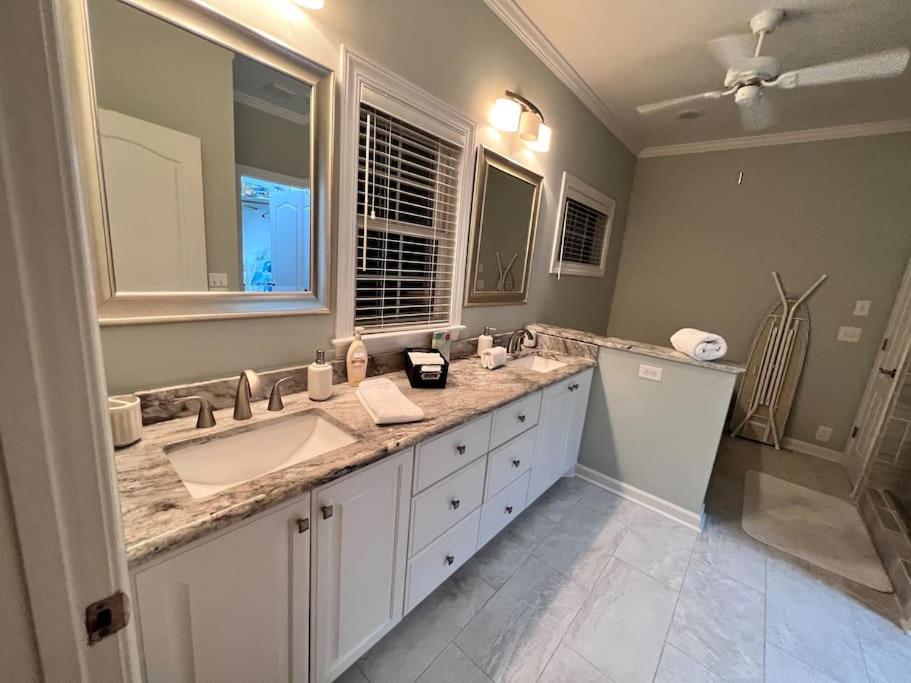 Sanford Vacations - Modern 3br Lake front home - Property Image 20