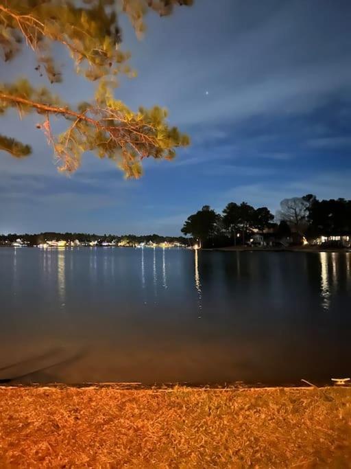 Sanford Vacations - Modern 3br Lake front home - Property Image 19