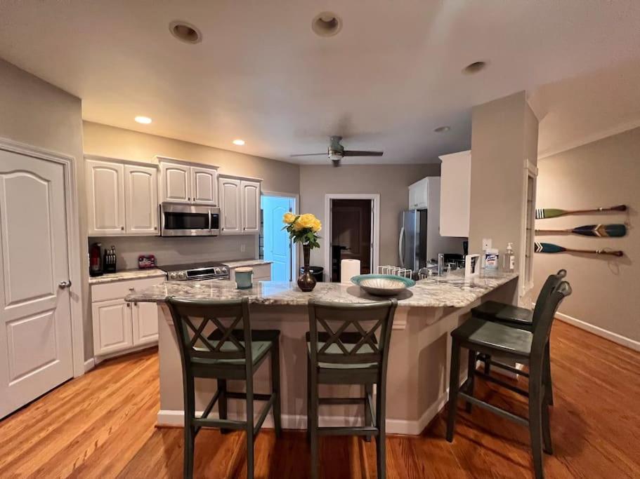 Sanford Vacations - Modern 3br Lake front home - Property Image 12
