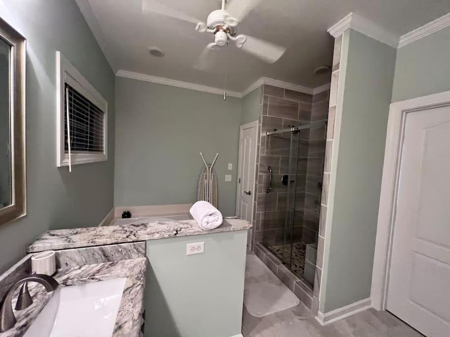 Sanford Vacations - Modern 3br Lake front home - Property Image 10