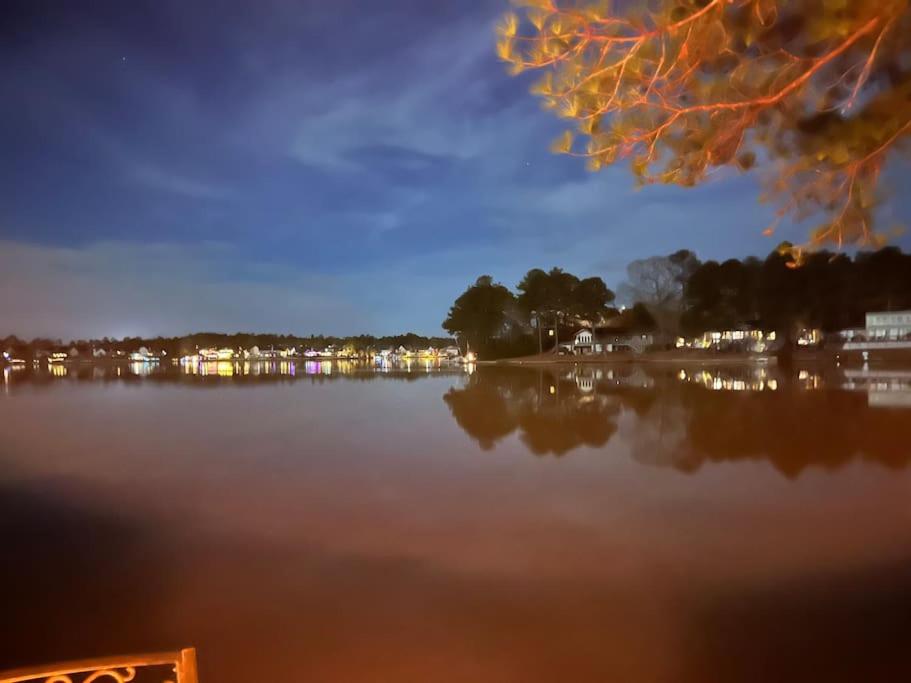 Sanford Vacations - Modern 3br Lake front home - Property Image 9