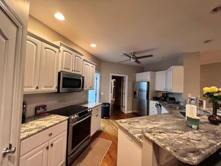 Sanford Vacations - Modern 3br Lake front home - Property Image 6