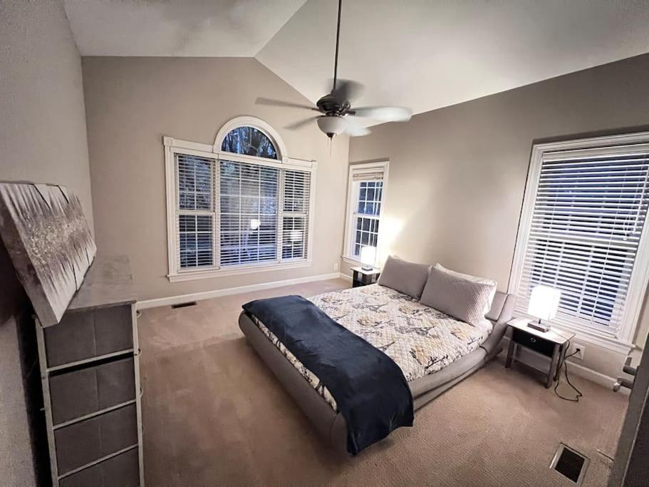 Sanford Vacations - Modern 3br Lake front home - Property Image 4