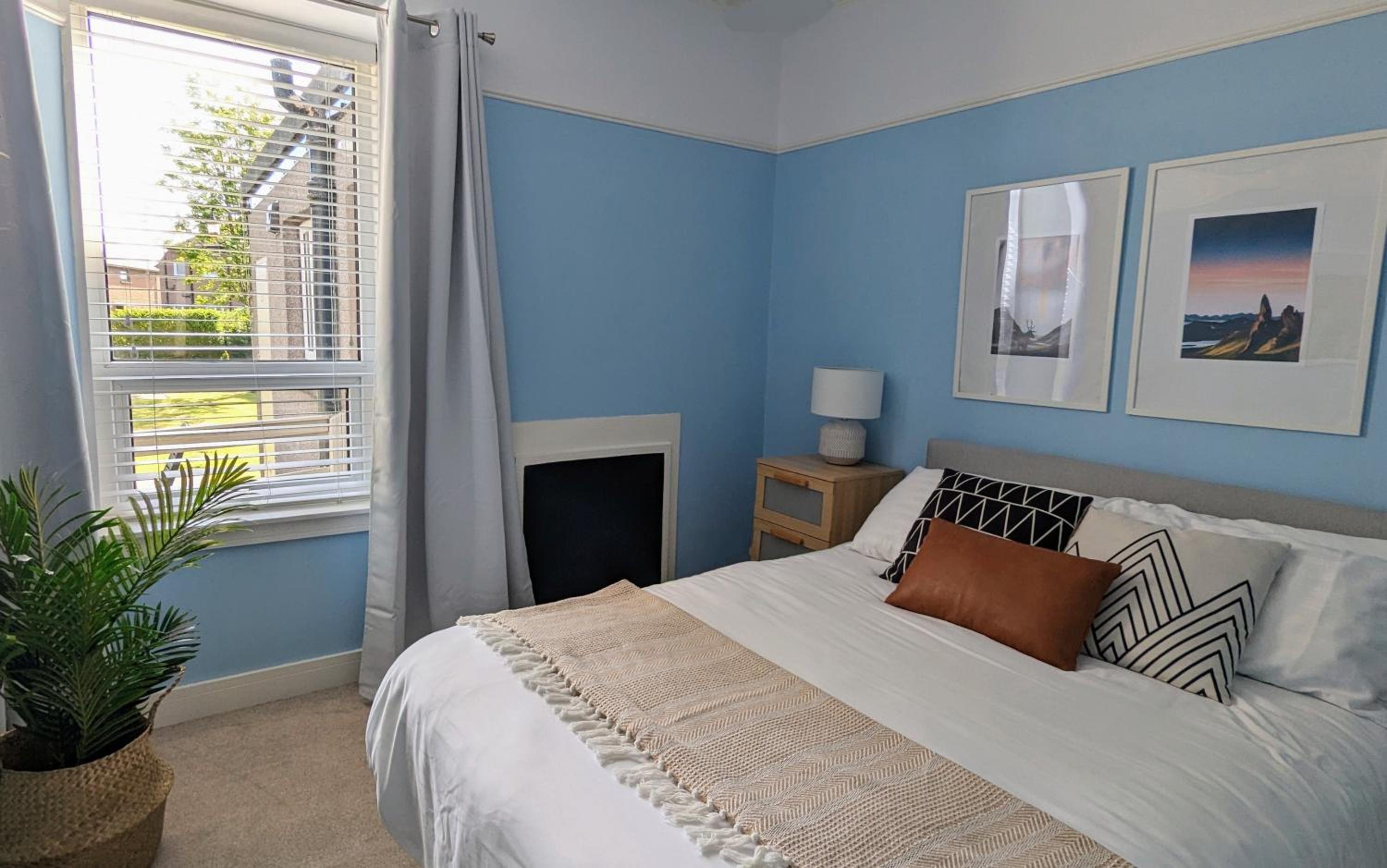 Parkview Cottage - Lovely home with cosy fireplace view 5