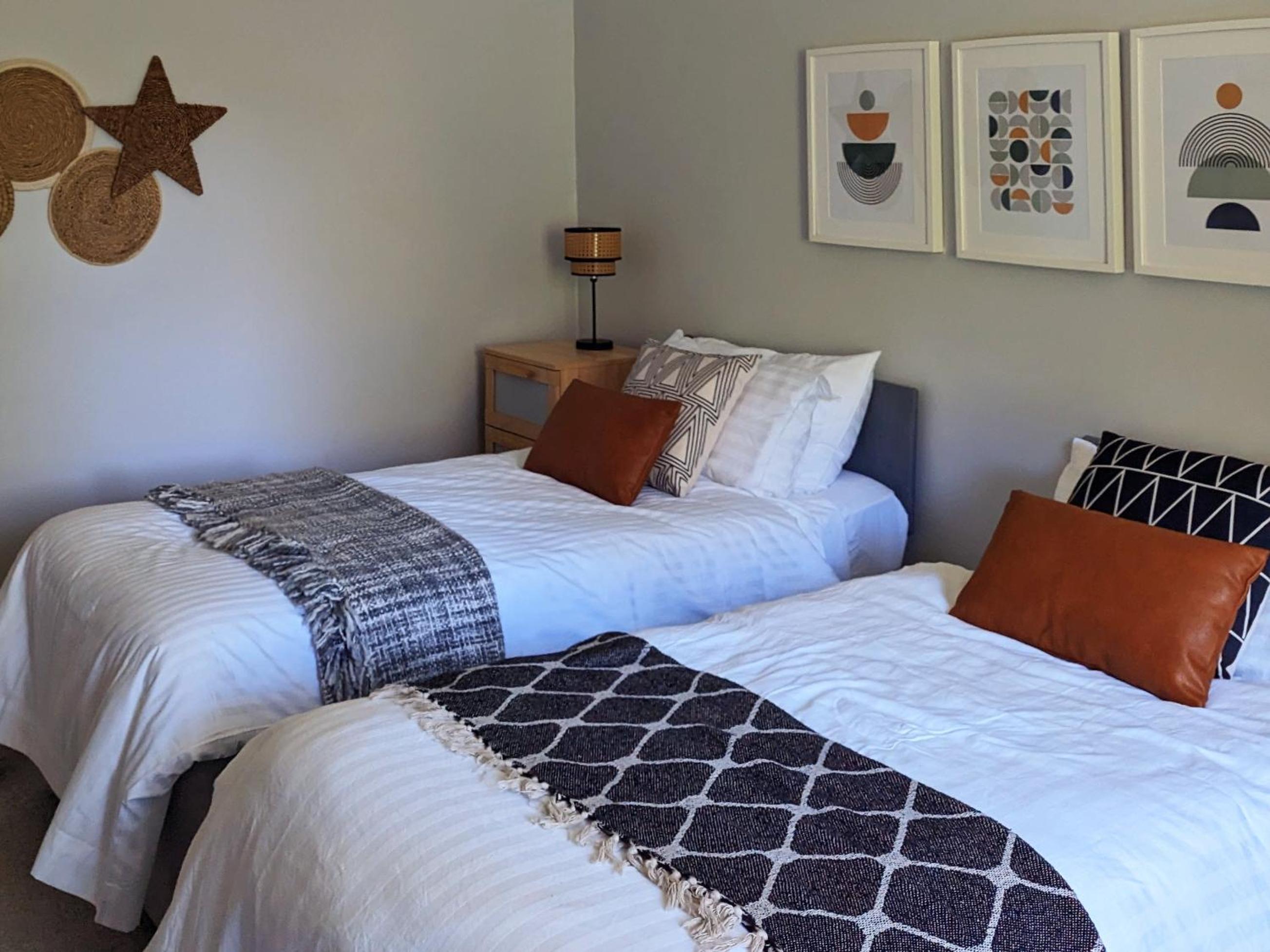 Parkview Cottage - Lovely home with cosy fireplace view 4