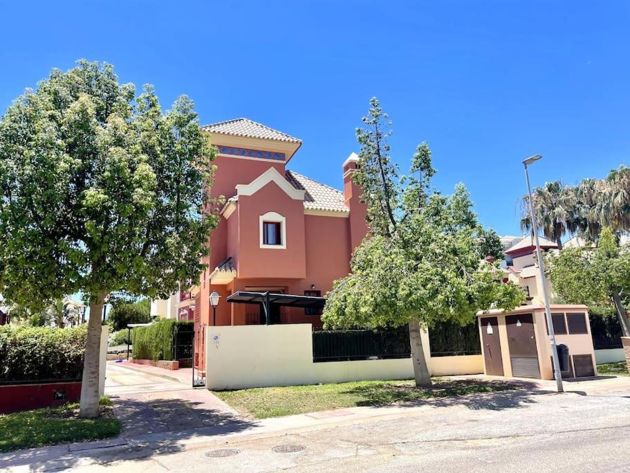 Family Villa in private Urbanisation with large community pool