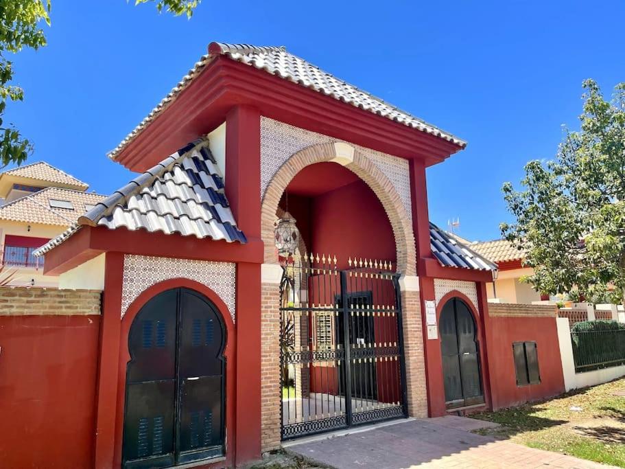 Family Villa in private Urbanisation with large community pool