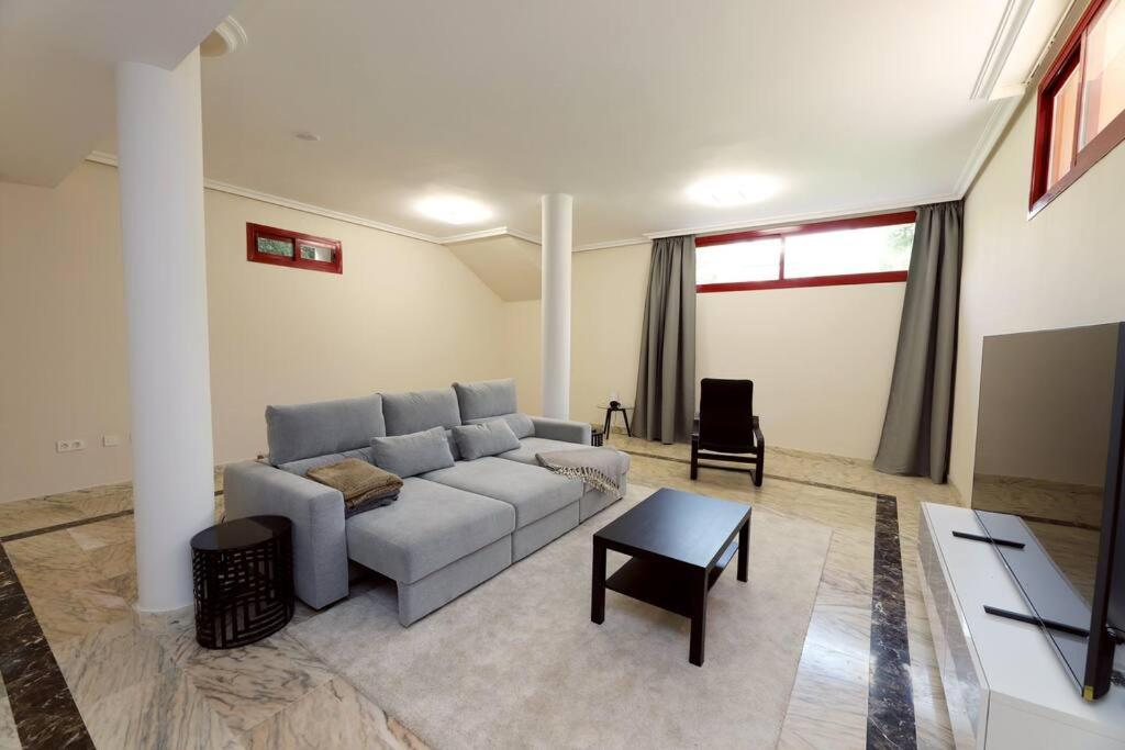 Family Villa in private Urbanisation with large community pool