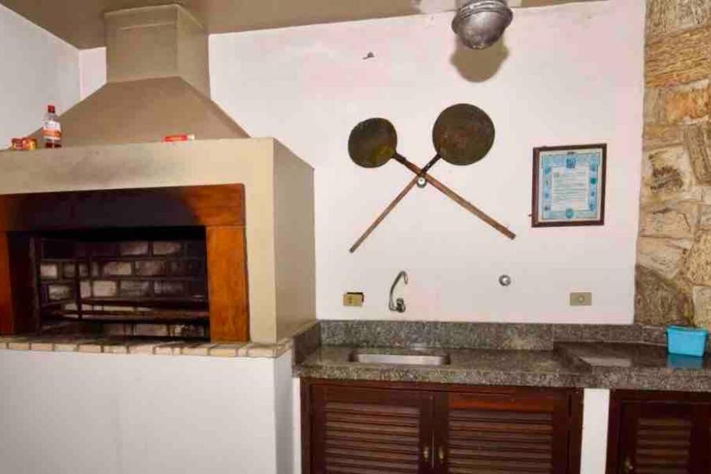 Casa aconchegante,perto da praia,com piscina,muito jardim,e pet friendly