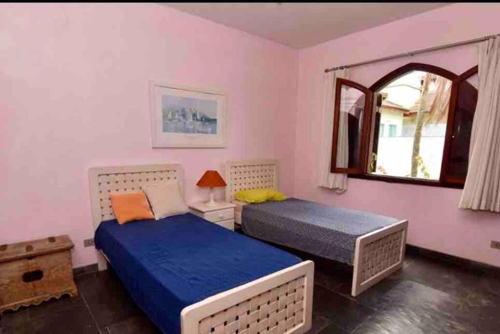 Casa aconchegante,perto da praia,com piscina,muito jardim,e pet friendly