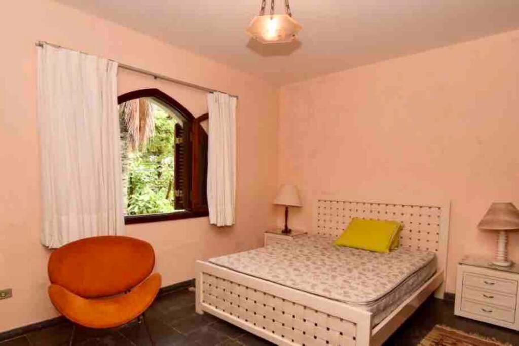 Casa aconchegante,perto da praia,com piscina,muito jardim,e pet friendly