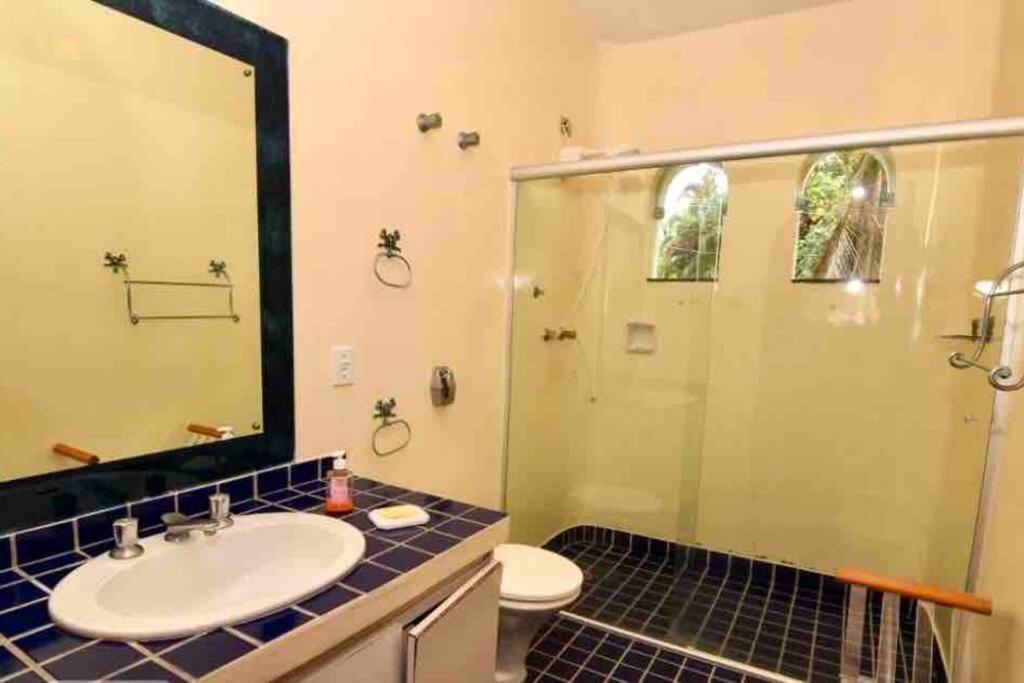 Casa aconchegante,perto da praia,com piscina,muito jardim,e pet friendly