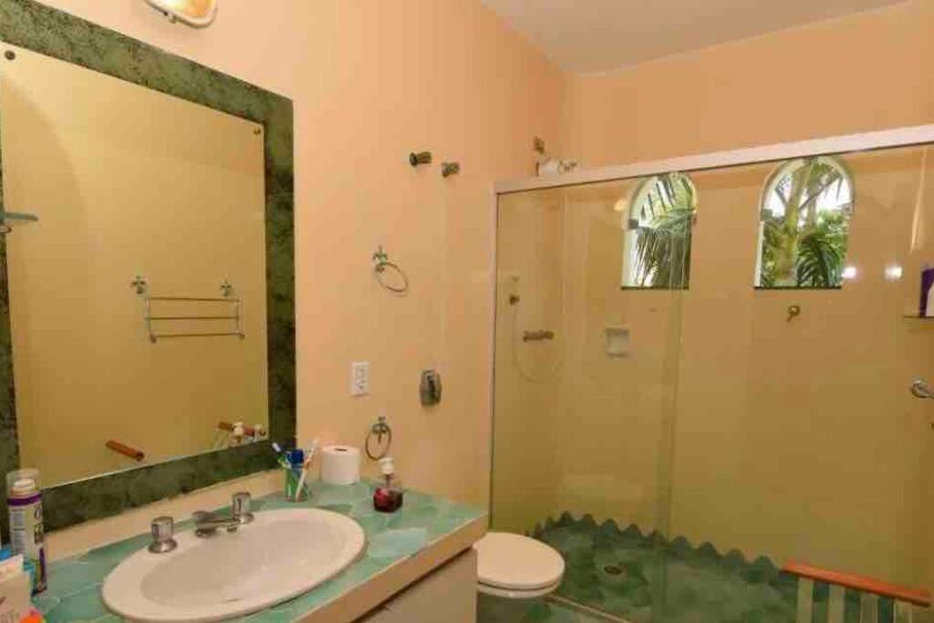 Casa aconchegante,perto da praia,com piscina,muito jardim,e pet friendly
