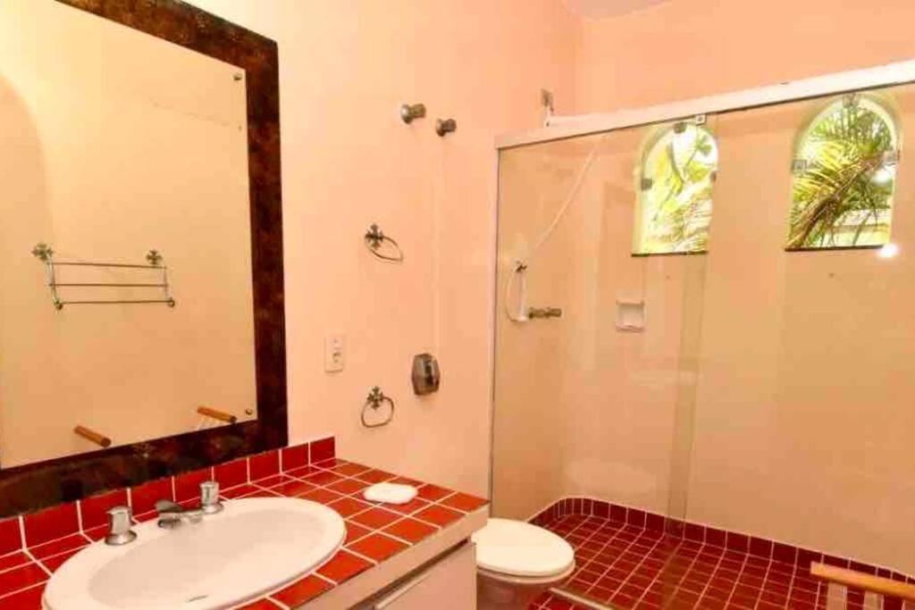 Casa aconchegante,perto da praia,com piscina,muito jardim,e pet friendly
