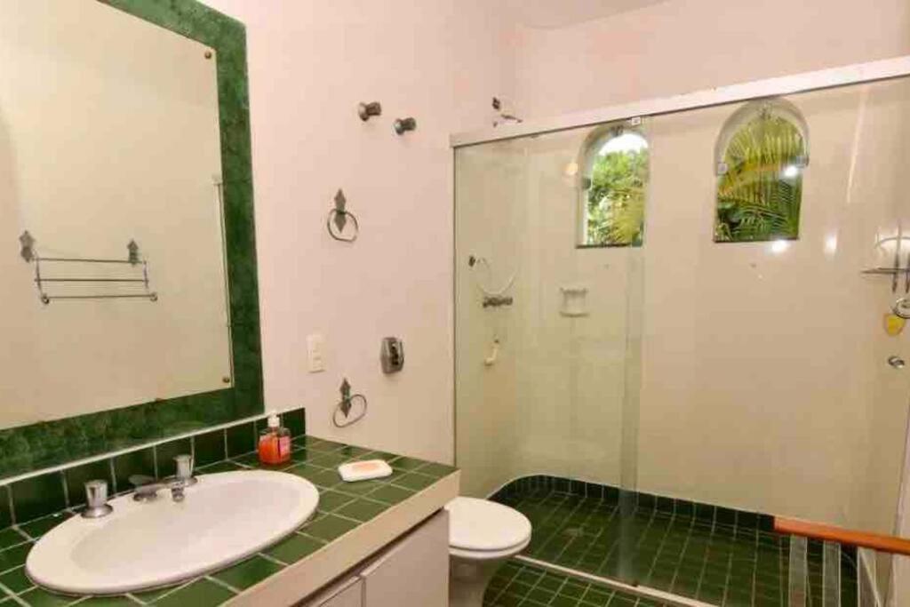 Casa aconchegante,perto da praia,com piscina,muito jardim,e pet friendly