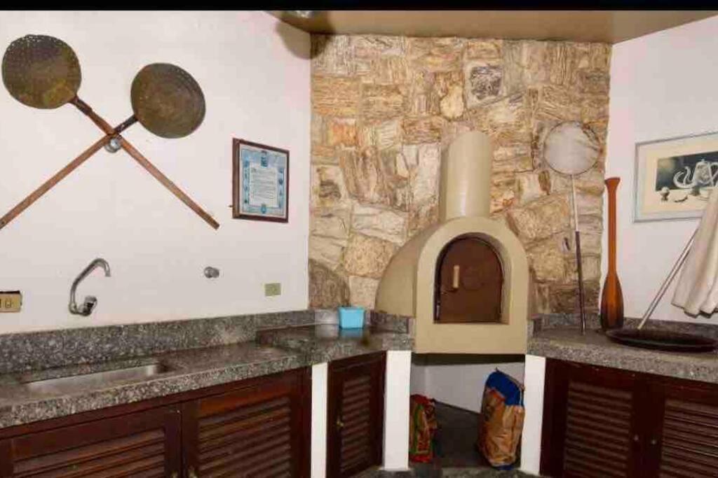 Casa aconchegante,perto da praia,com piscina,muito jardim,e pet friendly