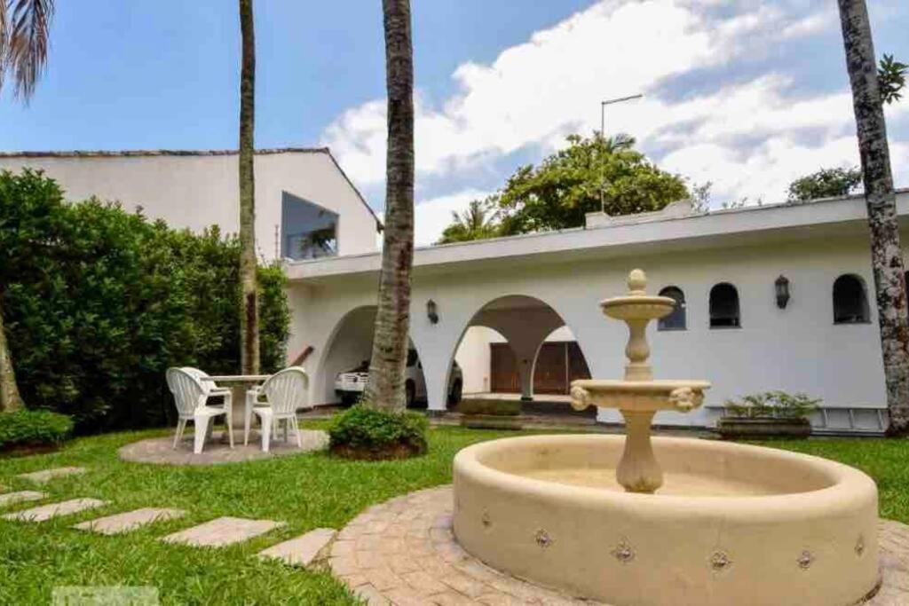 Casa aconchegante,perto da praia,com piscina,muito jardim,e pet friendly