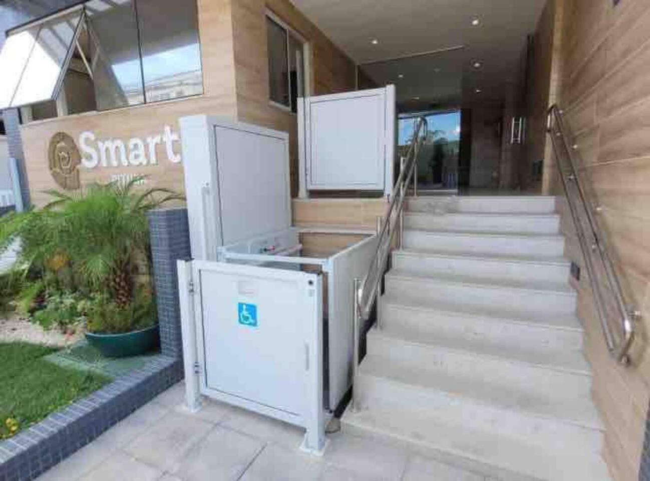 SMART PITUBA - Refúgio com Praia e comércio à porta