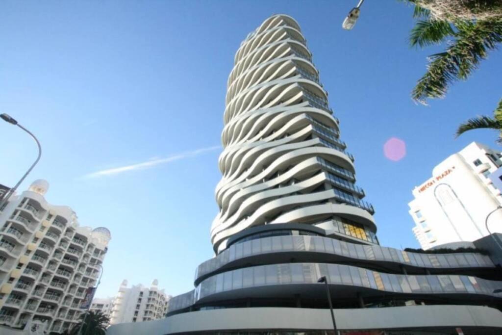Hotel 24th floor Luxury, The Wave Broadbeach - Image 1