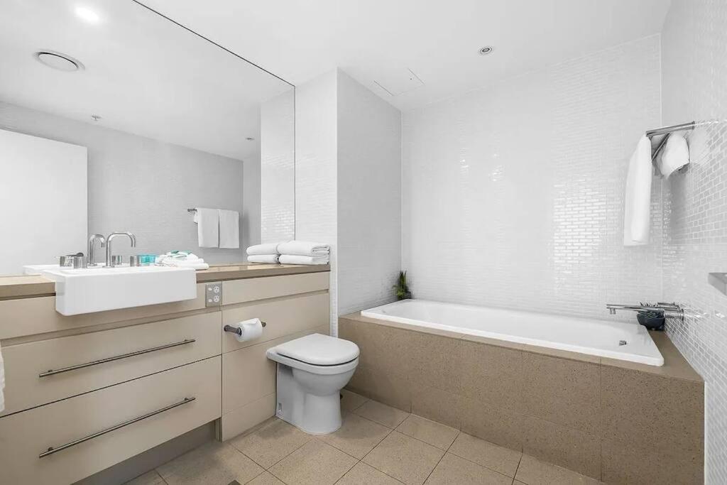 24th floor Luxury, The Wave Broadbeach