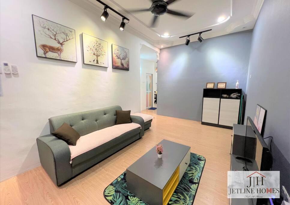 Melaka {Terraced House} / 8Pax/ WIFI/City photo 1