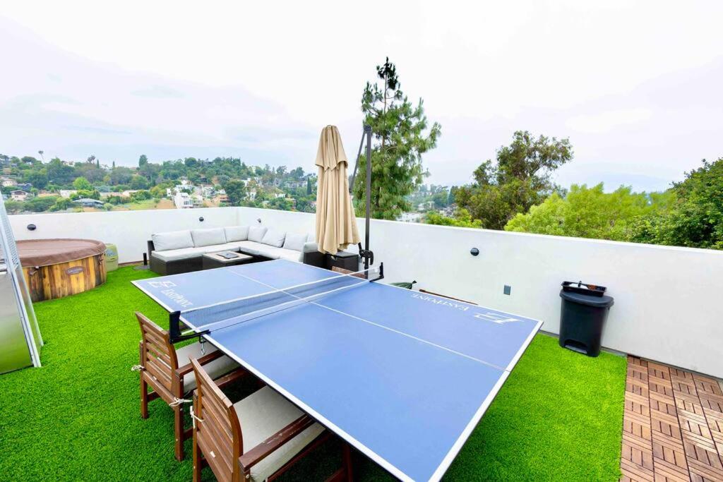 Luxury retreat with rooftop, hot tub & views