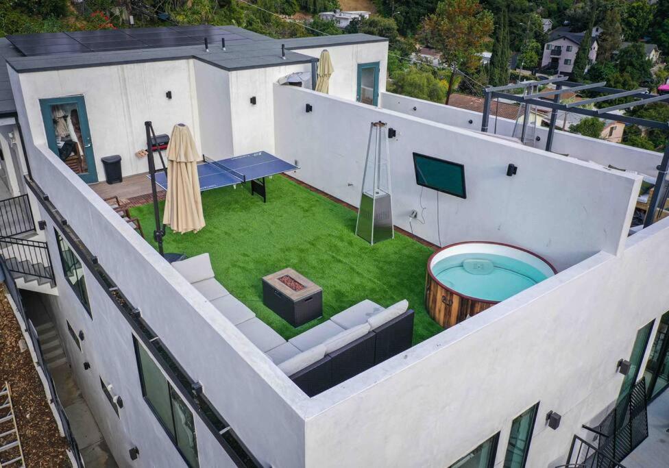 Luxury retreat with rooftop, hot tub & views