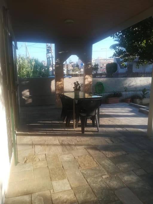Rania 's house, next to the beach.
