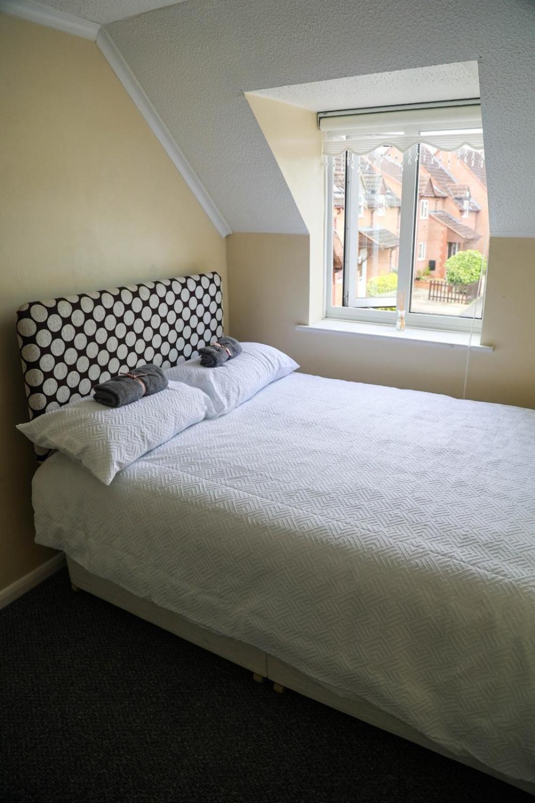 Luxe Cosy&Spacious 2 Bed House - Super Fast Wi-Fi & Private Parking Near GLO Airport & Cheltenham Racecourse view 4