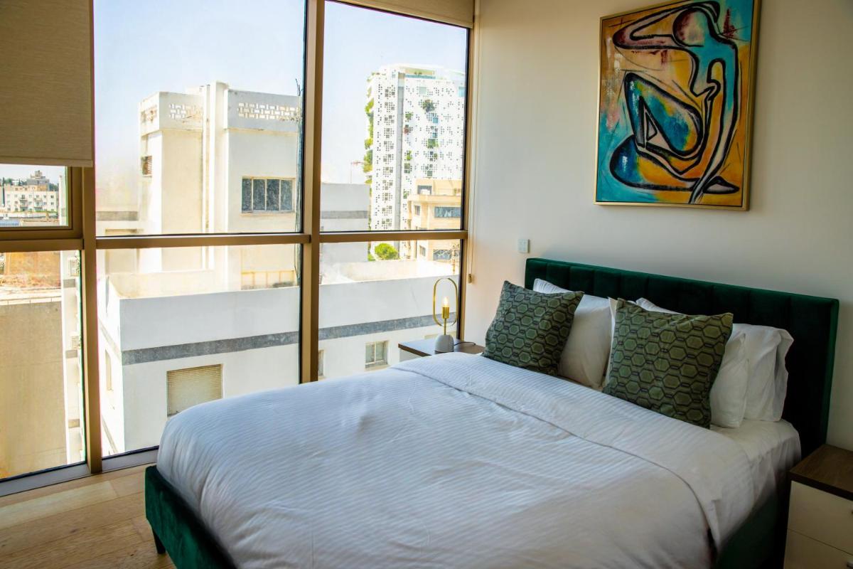 Phaedrus Living: 360 Tower Luxury Flat
