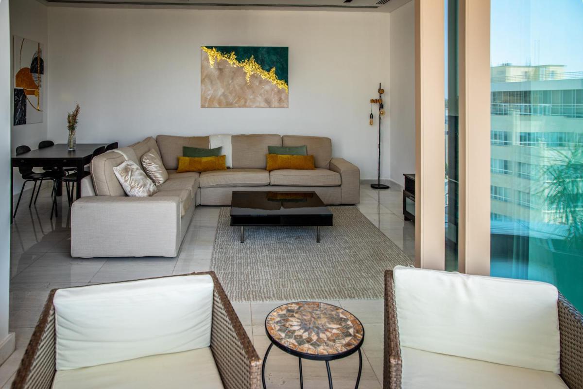 Phaedrus Living: 360 Tower Luxury Flat