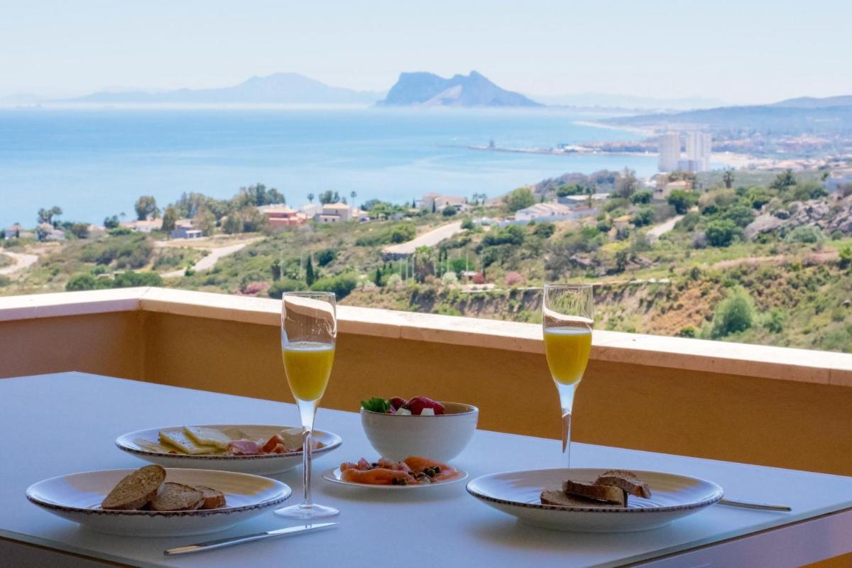 2285 Superb 3 bedrooms and seaview-Rock Bay I view 2