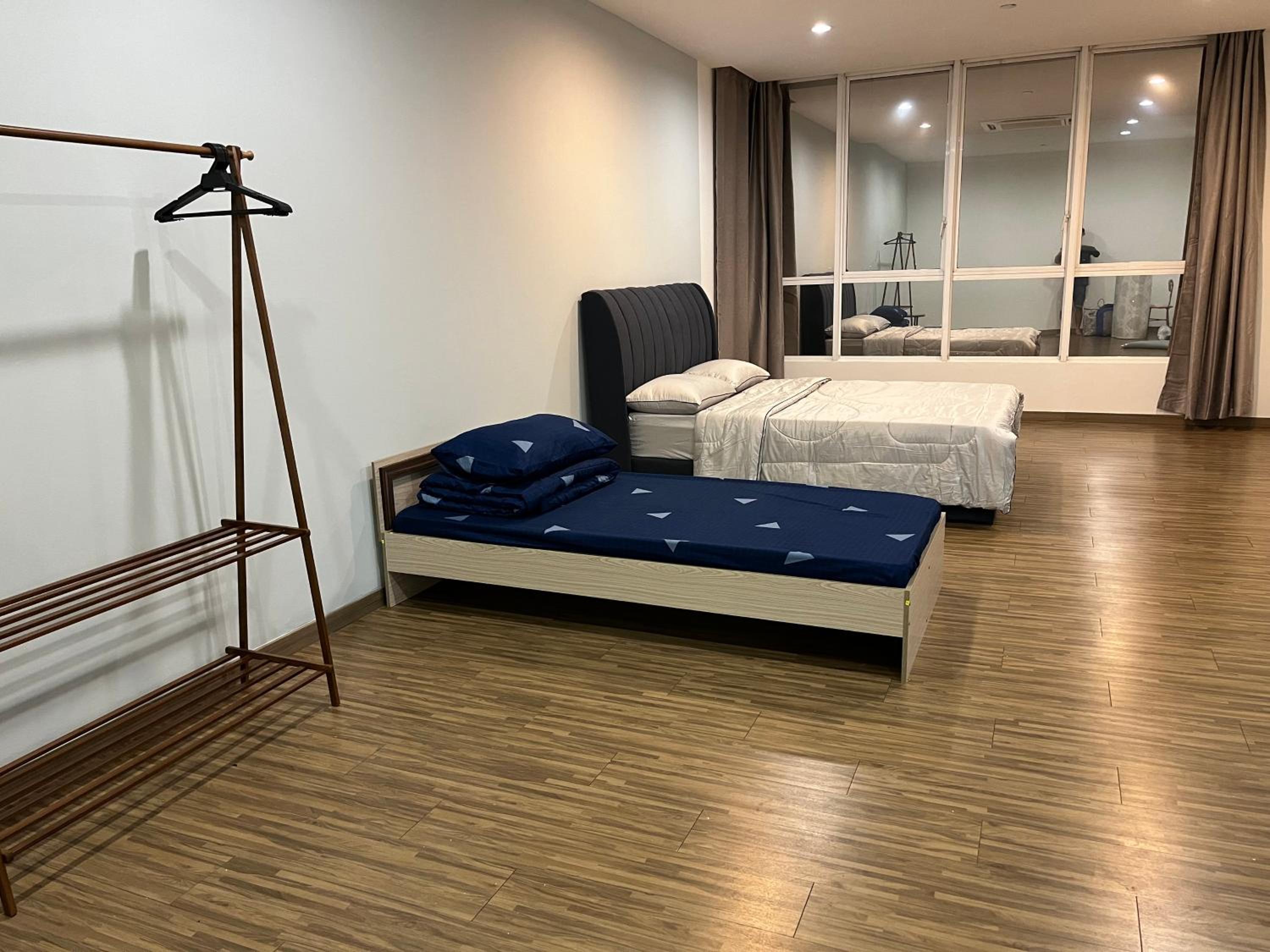 Good Mood House 3-7pax,Free Parking,upstairs Shopping Mall, Hospital Columbia, TAR University, LRT Station