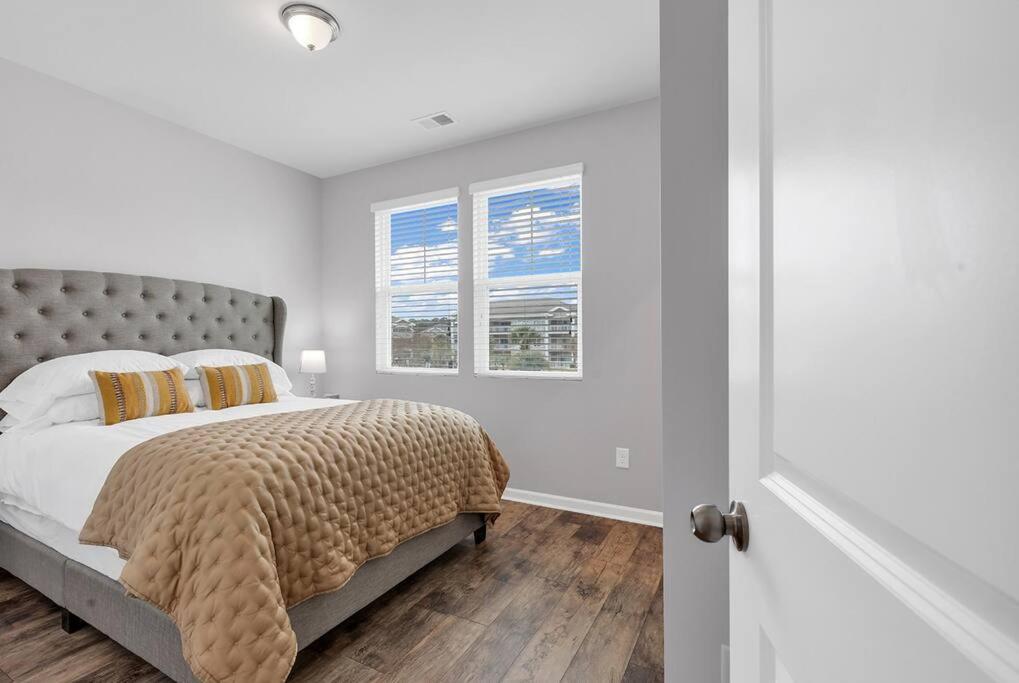 Fall 4BR Getaway: Premier Golf, Shopping, Beach! view 2