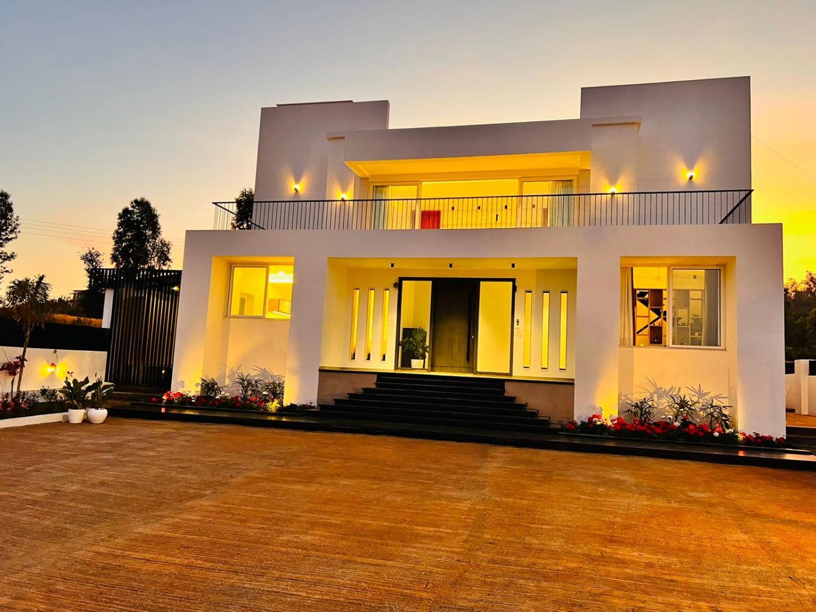 Redhomex Square villa