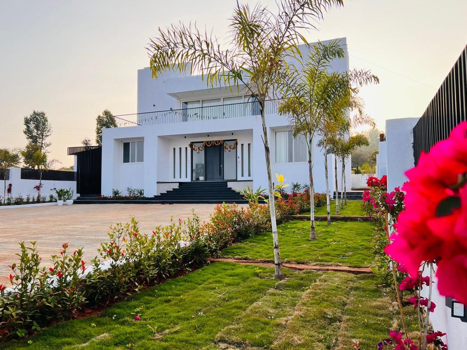 Redhomex Square villa