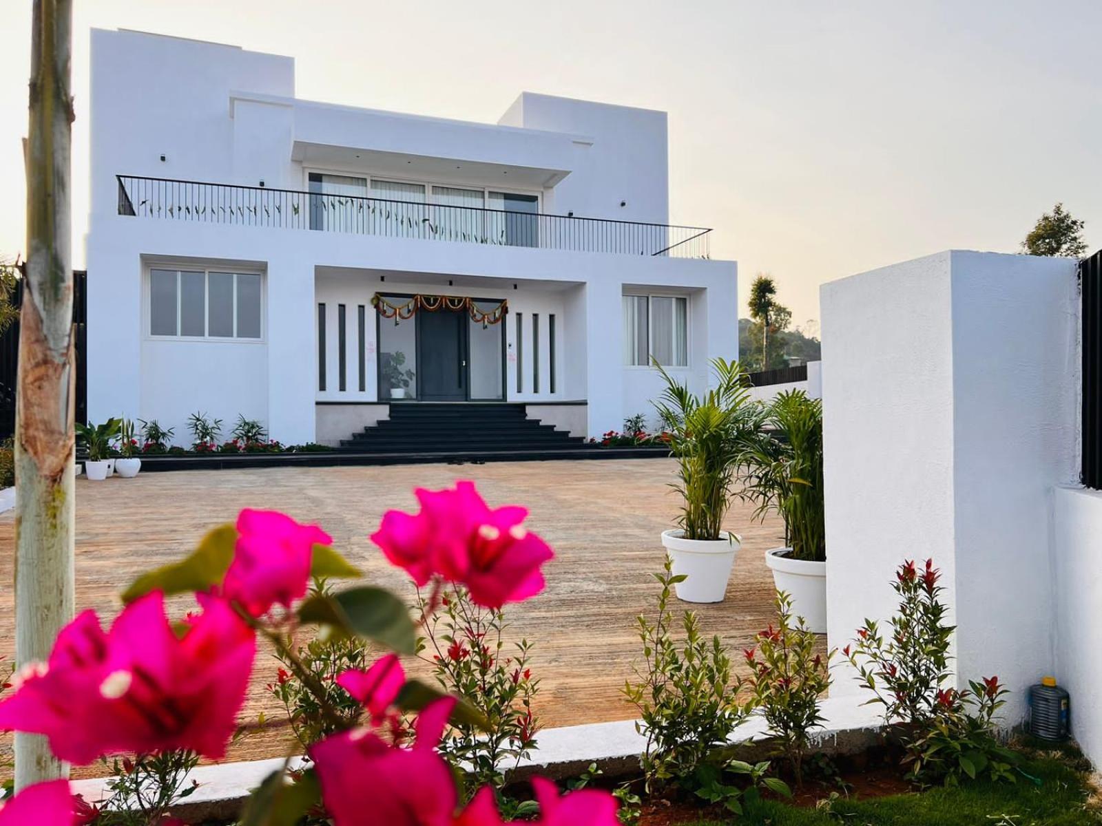 Redhomex Square villa
