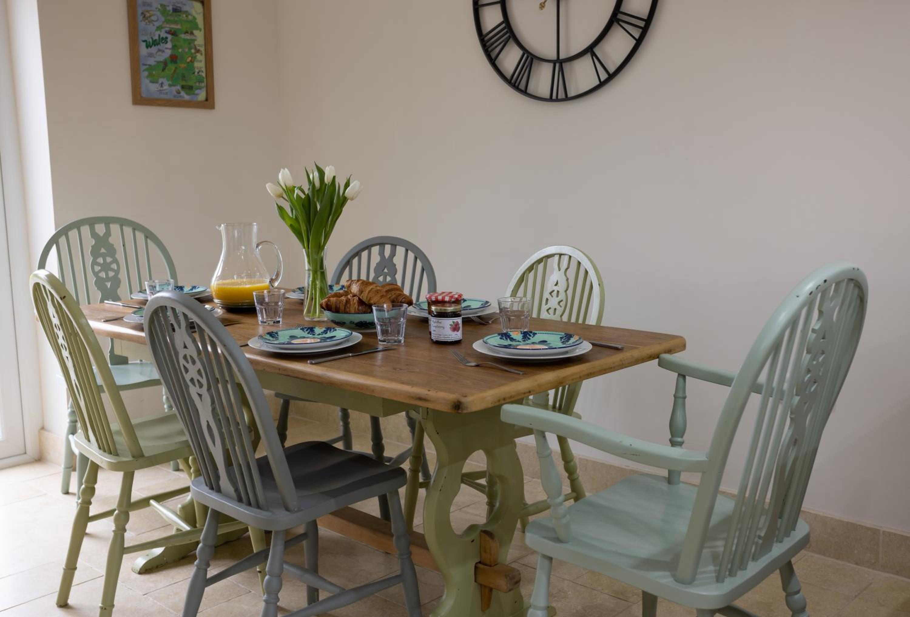 Family Country Cottage with Stunning Mountain View sleeps 12 view 4